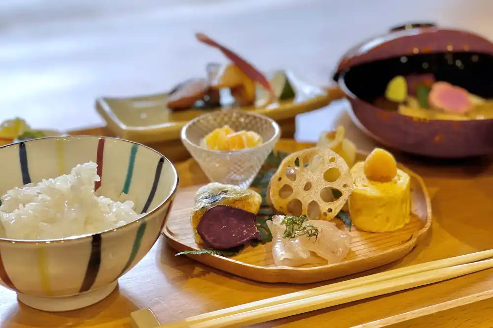 旅館の朝食を楽しむ様子