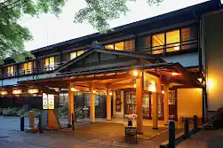 温泉旅館に到着してチェックインするゲスト