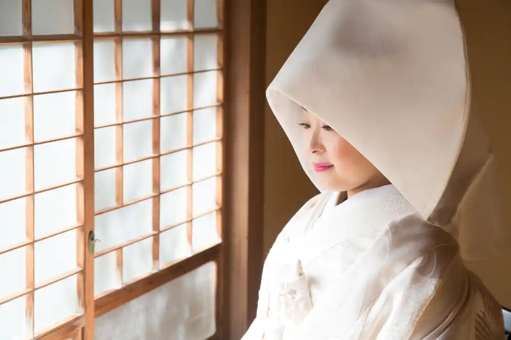 温泉街や旅館内で記念撮影をする新郎新婦
