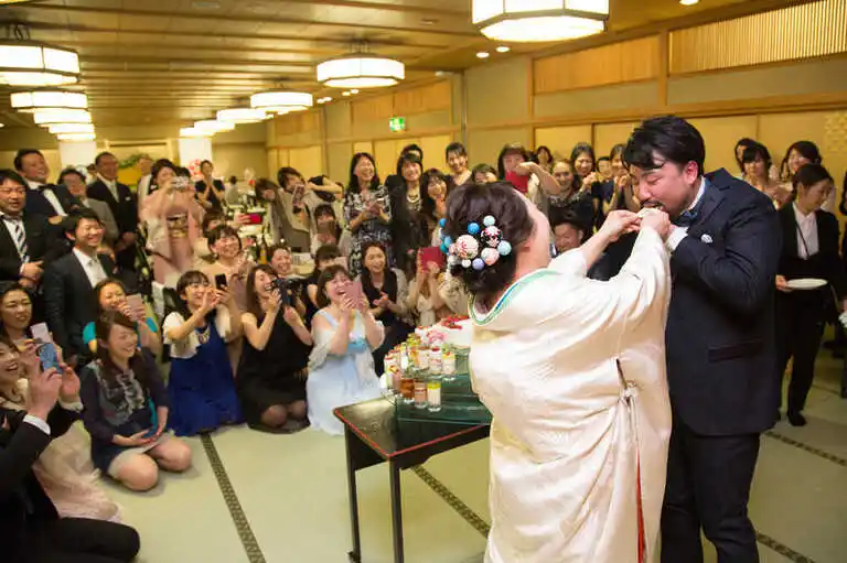 披露宴で歓談するゲストと新郎新婦