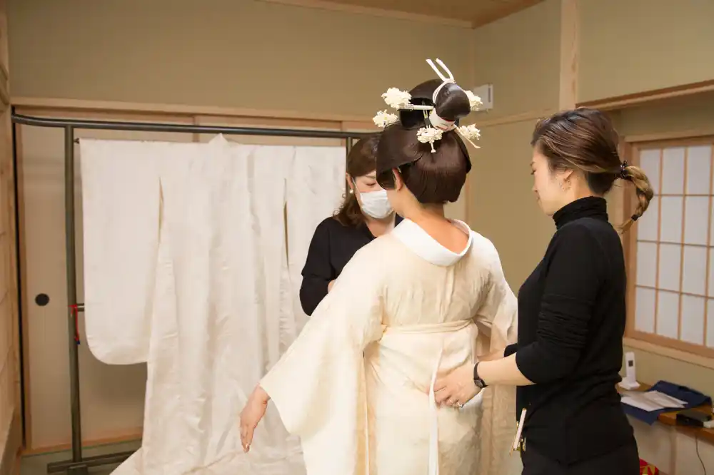 温泉旅館の客室で着付けをする様子